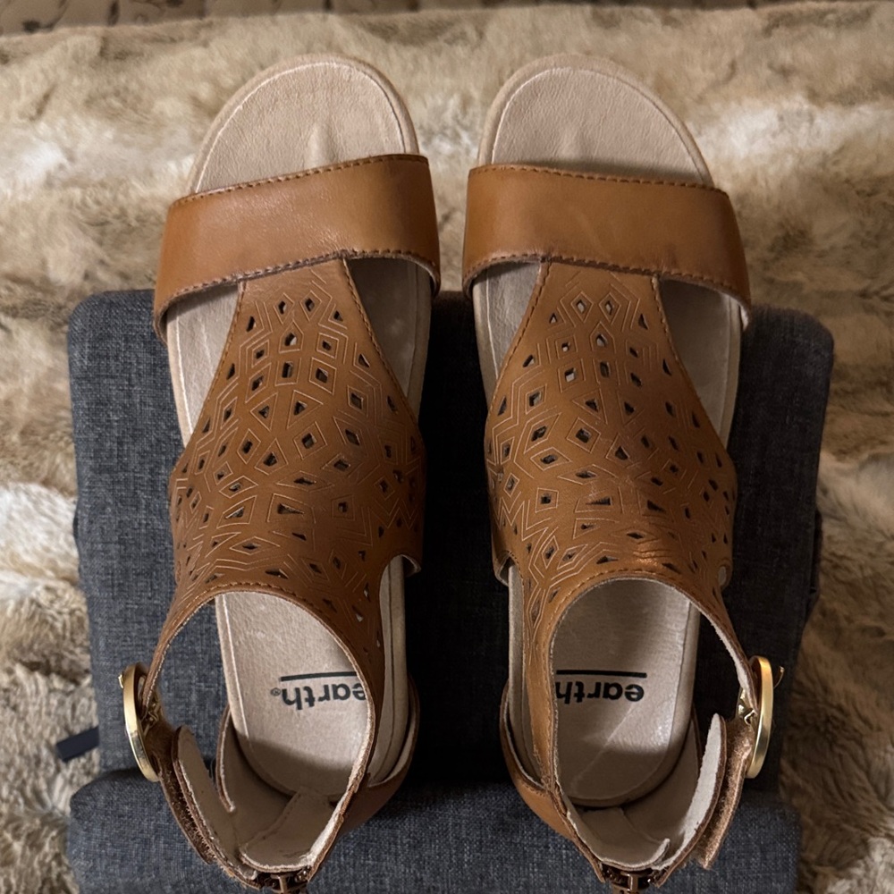 Earth Tan Leather Cutout Comfort Sandals Size 6.5